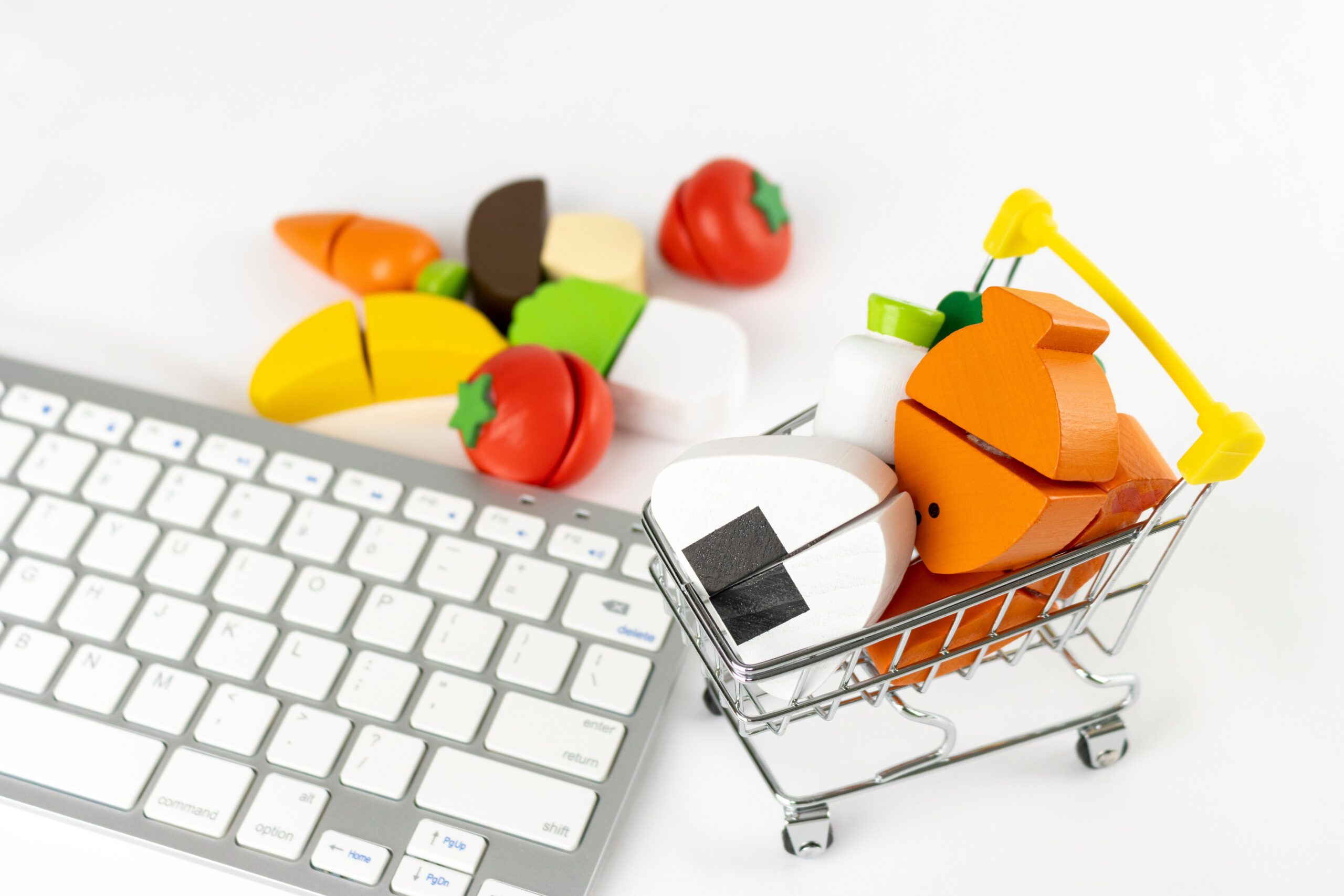 パソコンを使ってネットスーパーで買い物をするイメージ