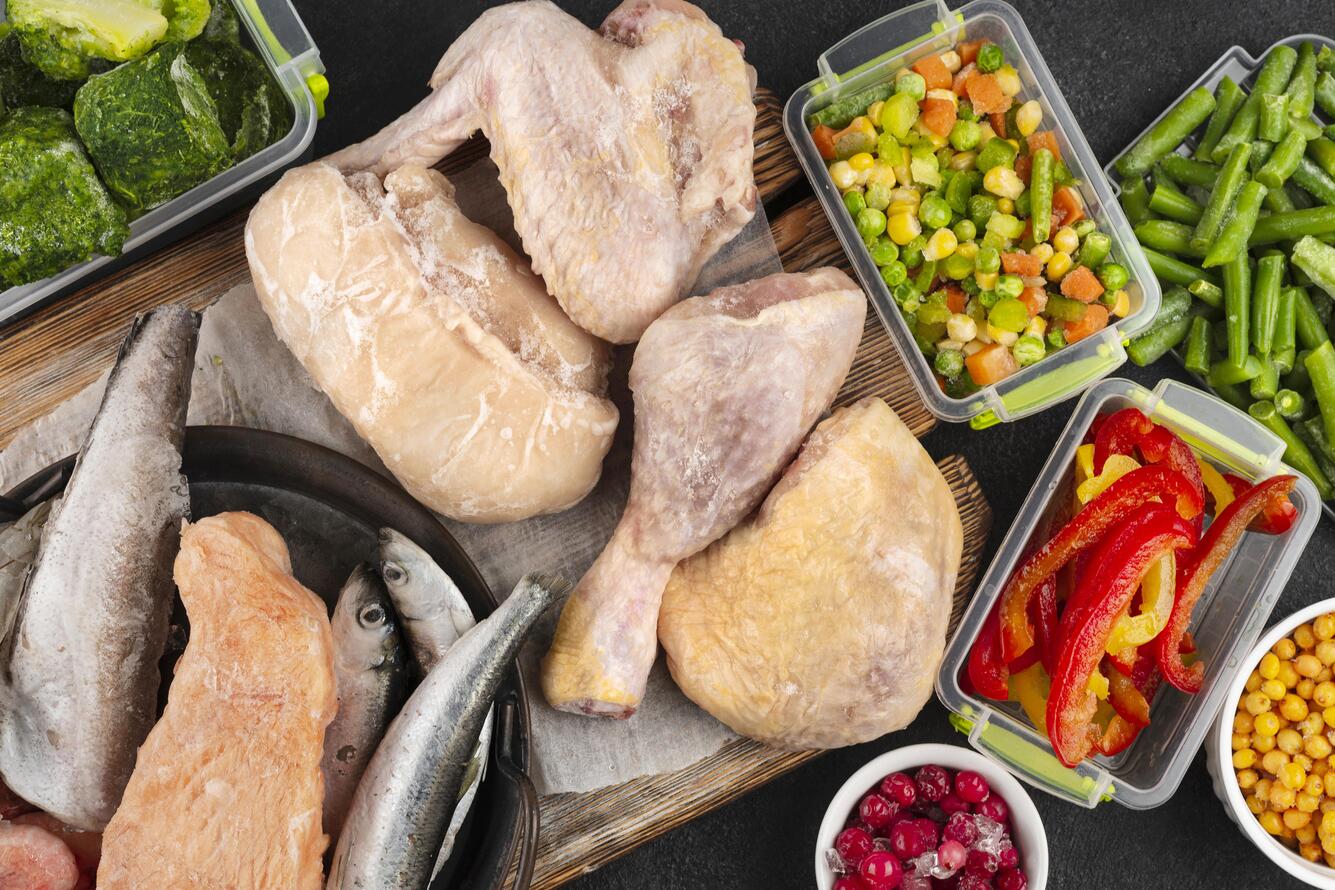 冷凍保存された肉や魚、野菜が容器ごとに整理されて並んでいる状態