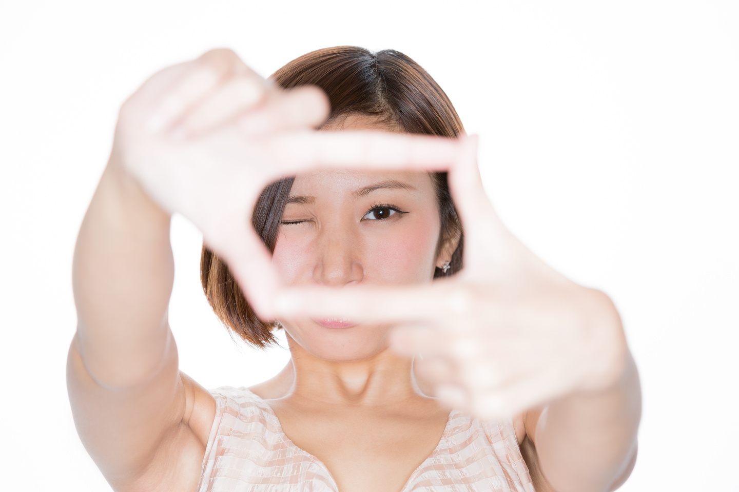 食事準備の選択肢を整理し、どこに目を向けるかを考えている女性のイメージ