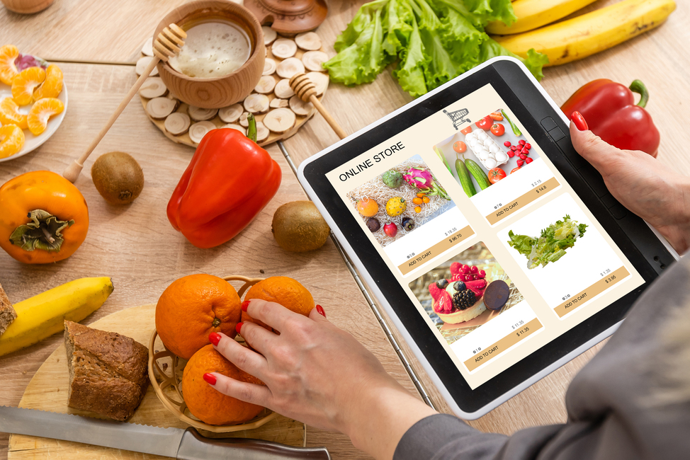 タブレットで食材宅配サービスのオンライン注文をしている様子