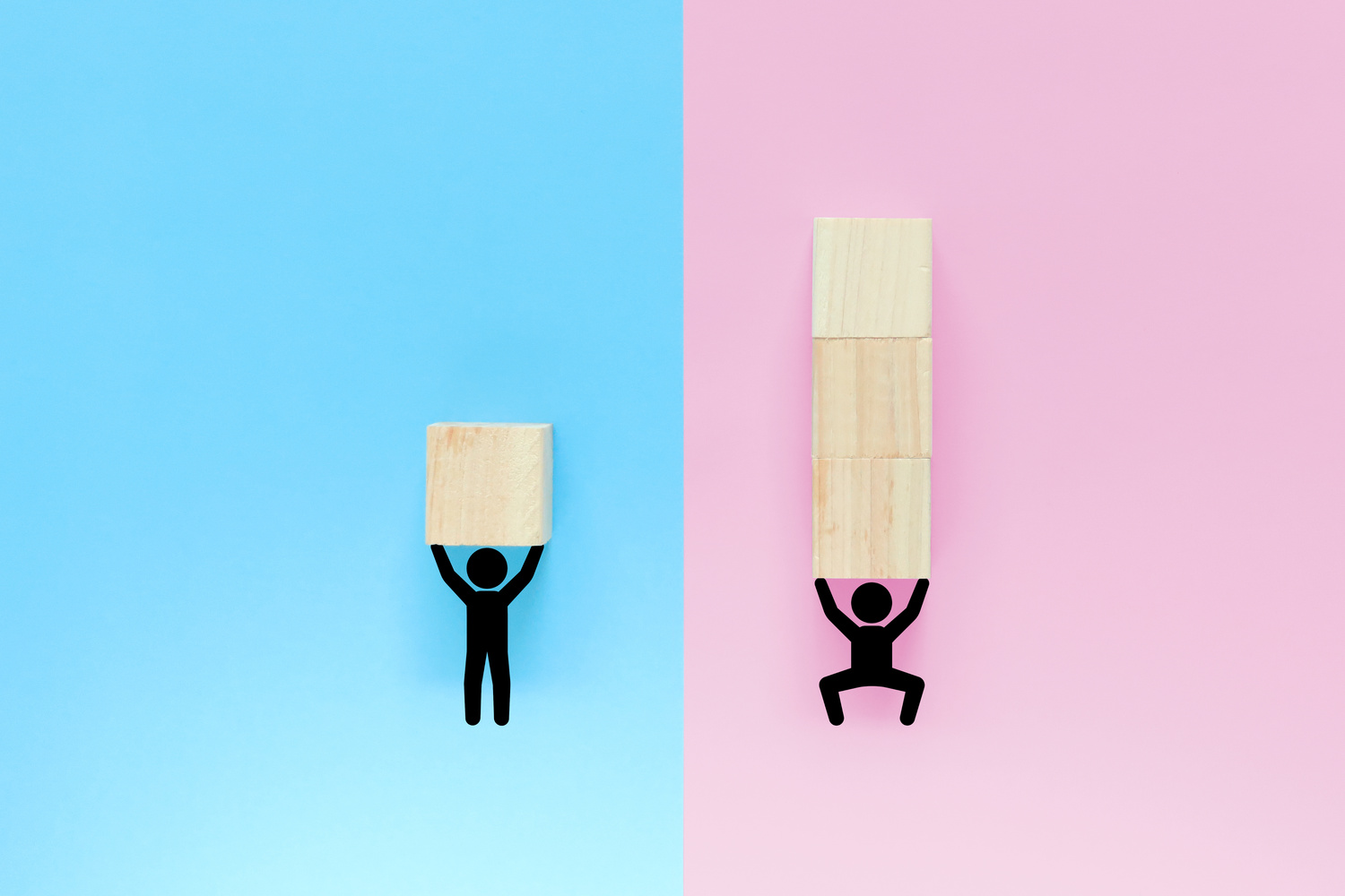 木のブロックを持ち上げる二人のシルエットが、負担の違いを示しているイメージ