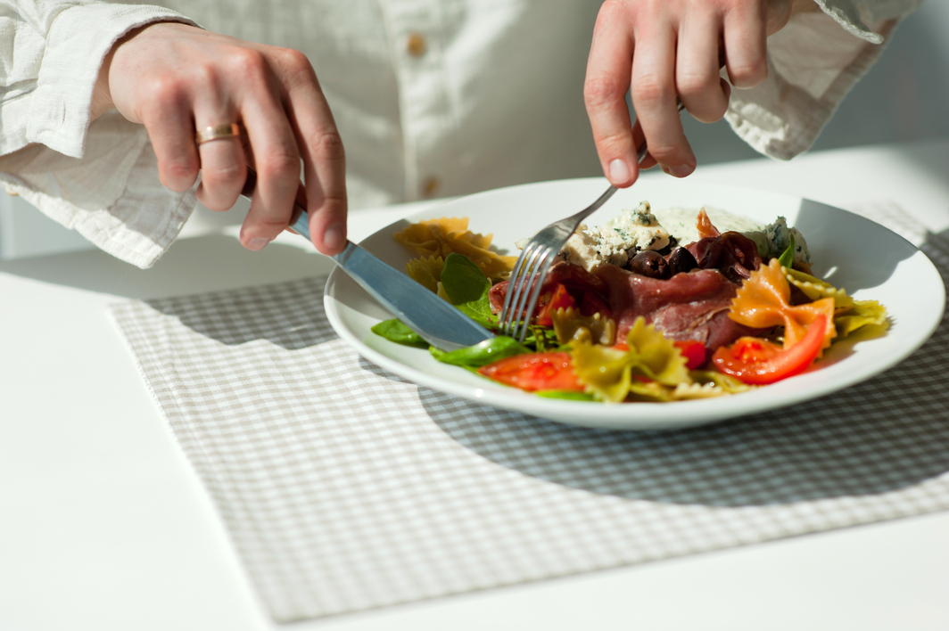 次の1食から立て直すためのシンプルな食事風景