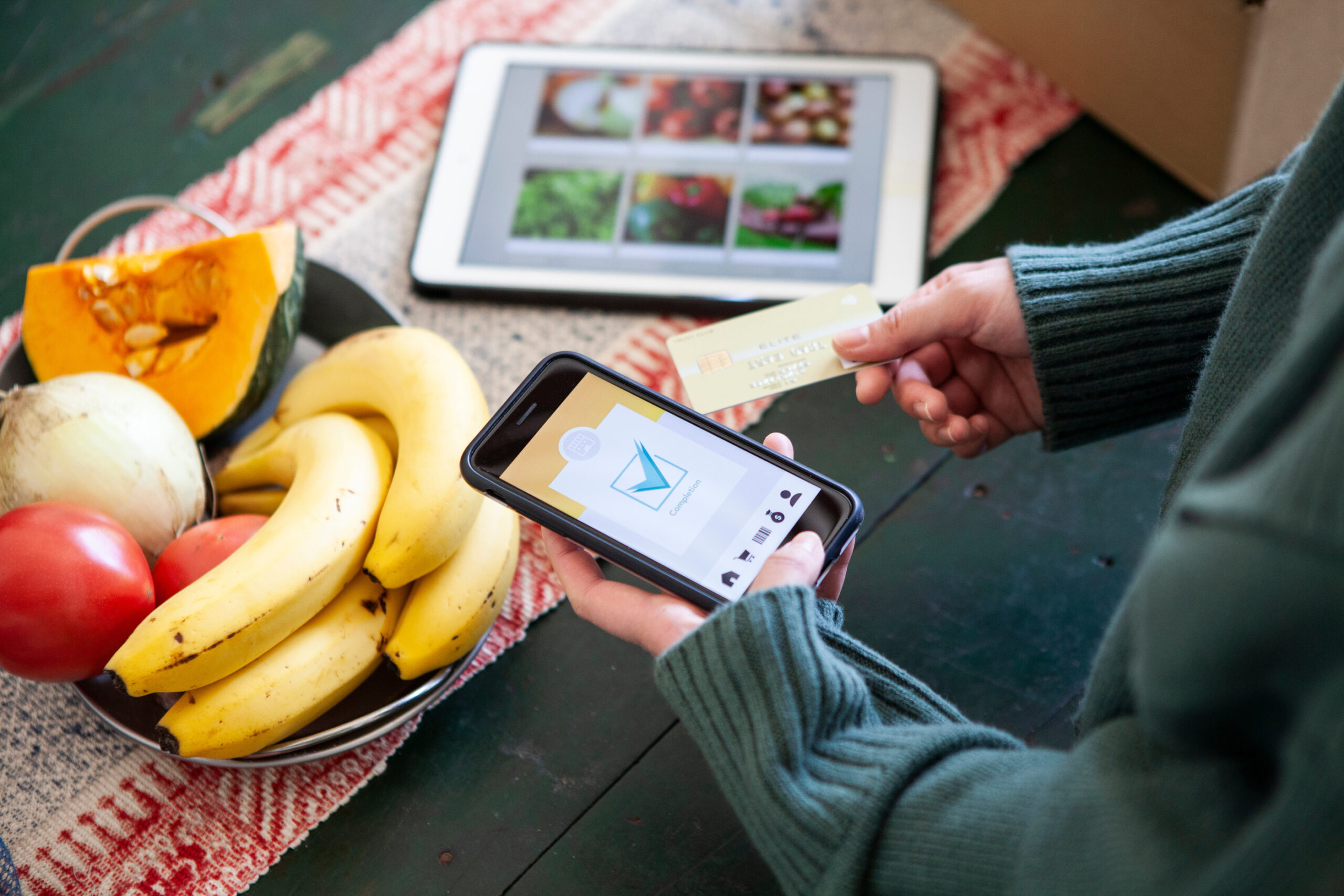 ネットスーパーの決済をスマートフォンで行う女性