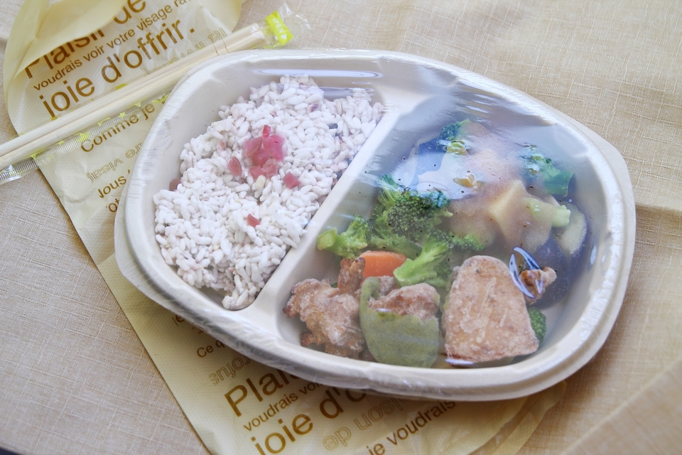 冷凍弁当のトレーに入ったごはんとおかずのセットを上から撮影した写真